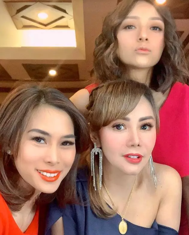 Potret terbaru Anya Dwinov Berbagai sumber Potret terbaru Anya Dwinov Berbagai sumber