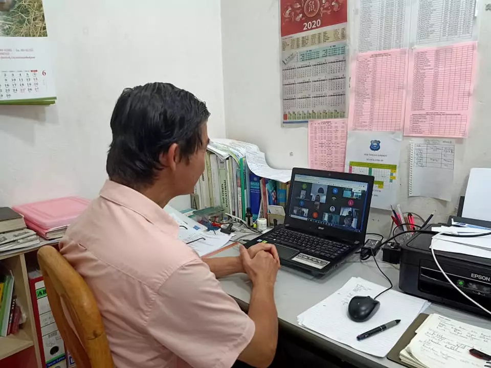 siswi ini rela berpanas-panasan ujian online Facebook siswi ini rela berpanas-panasan ujian online Facebook