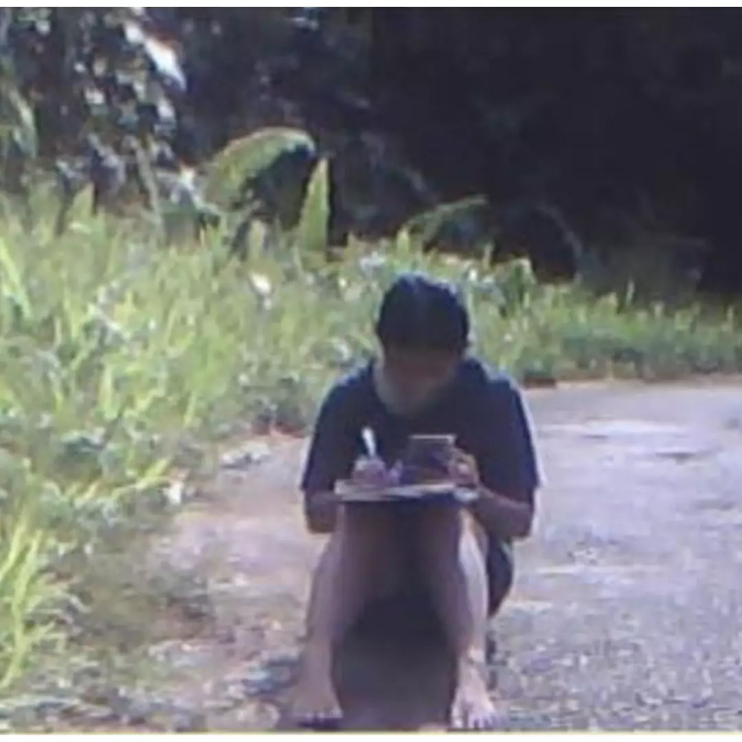 Susah sinyal, siswi ini tahan panas di pinggir jalan demi ujian online