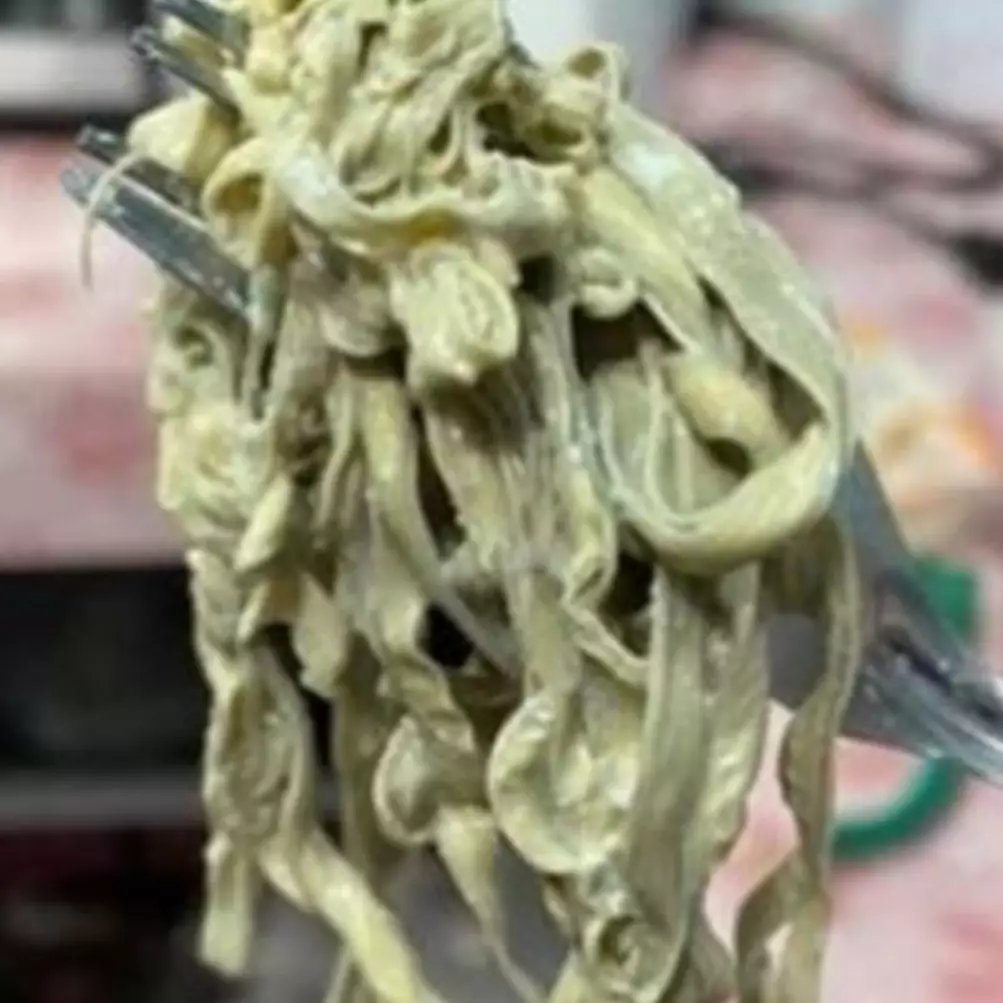 Mirip cacing panjang, isi telur rebus ini bikin syok