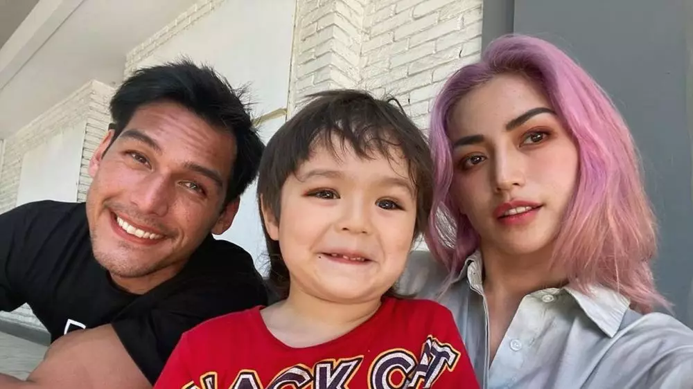 Jessica Iskandar dengan rambut pink Instagram