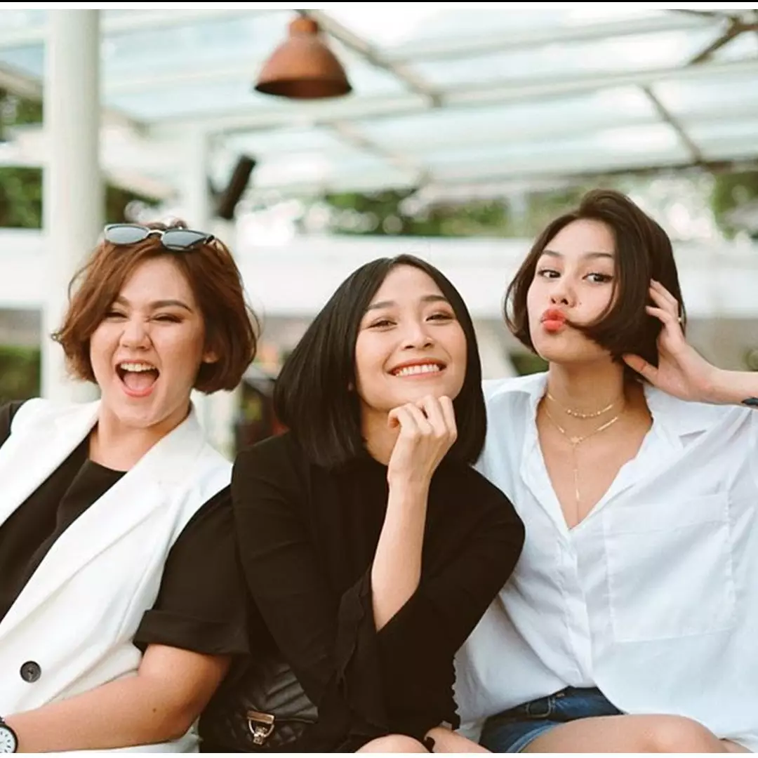 8 Potret Rinni Wulandari dan saudara ipar, kompak dan seru