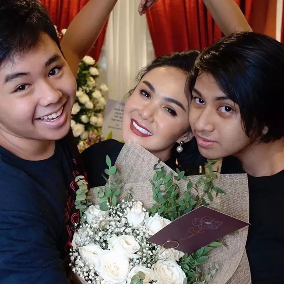 9 Potret ultah Yuni Shara ke-48, dapat kejutan virtual