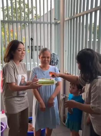 Gisel dan asistennya © 2020 brilio.net