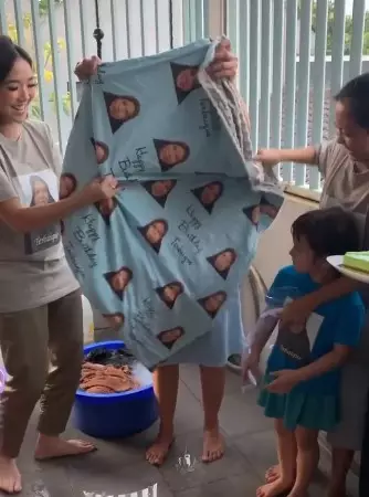 Gisel dan asistennya © 2020 brilio.net