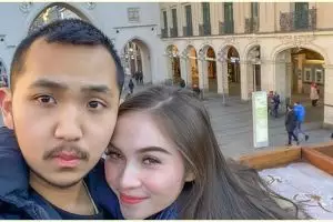 7 Potret Gusti Ega Putrawan, pacar Elina Joerg yang hadiahi mobil