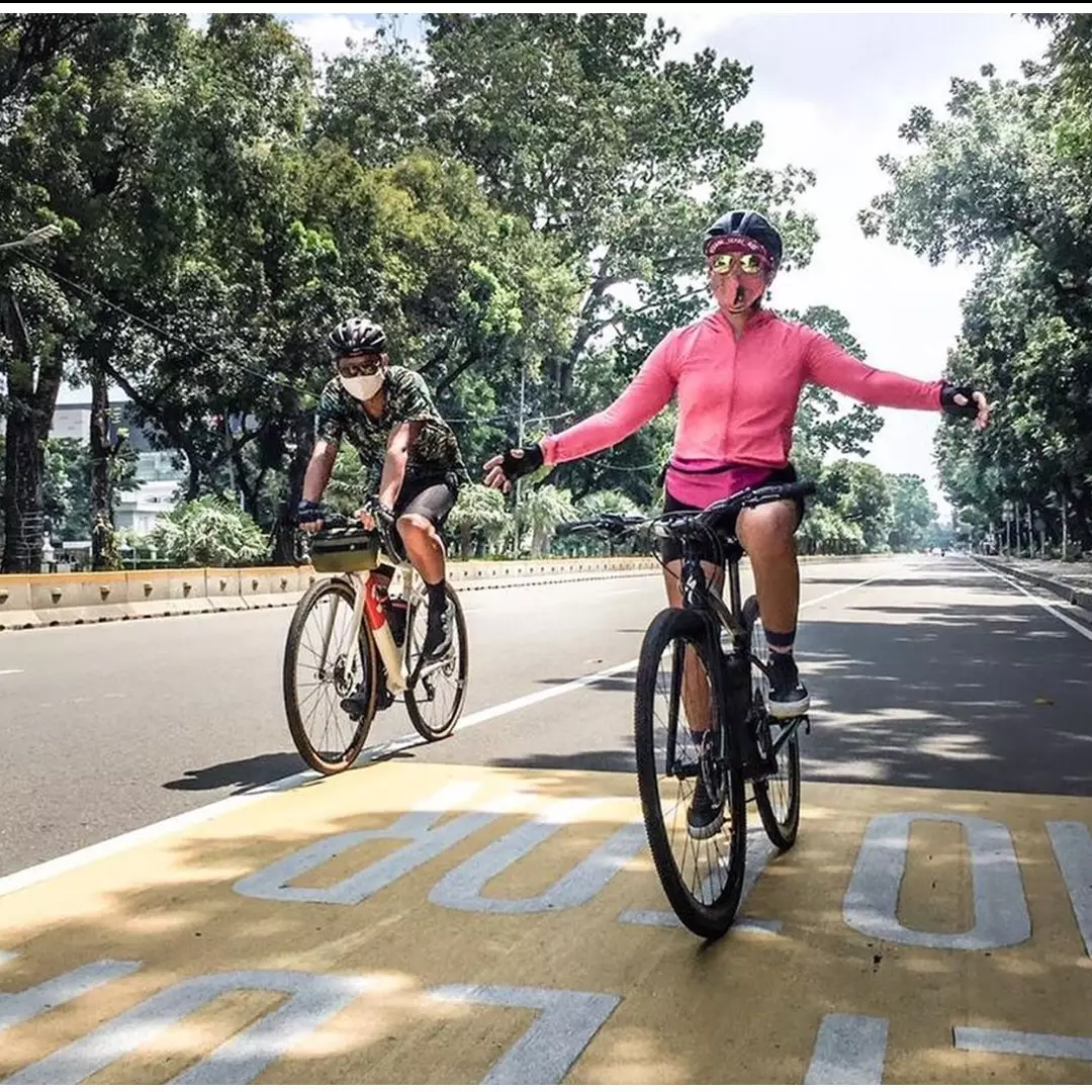 8 Seleb cantik ini gemar bersepeda, patut ditiru