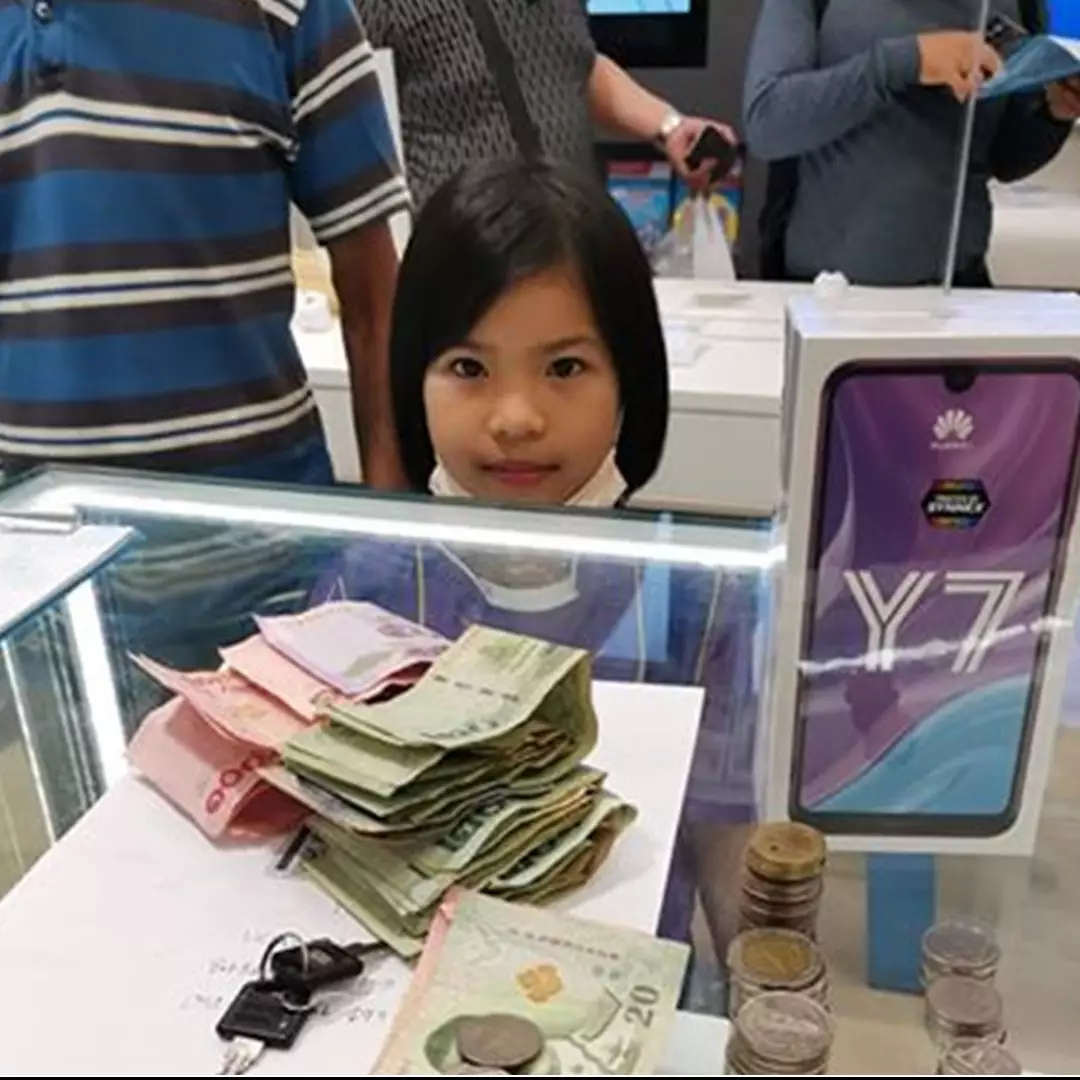 Kisah anak kecil pecahkan celengan demi beli HP demi belajar online