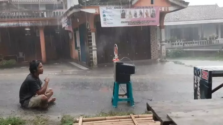 nonton tv di tengah pasar Berbagai sumber