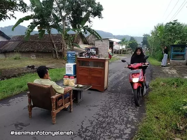 nonton tv di tengah pasar Berbagai sumber