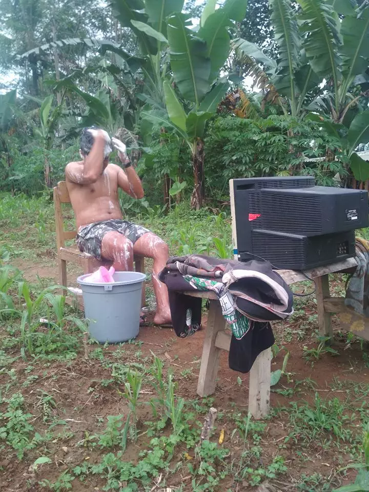 nonton tv di tengah pasar Berbagai sumber