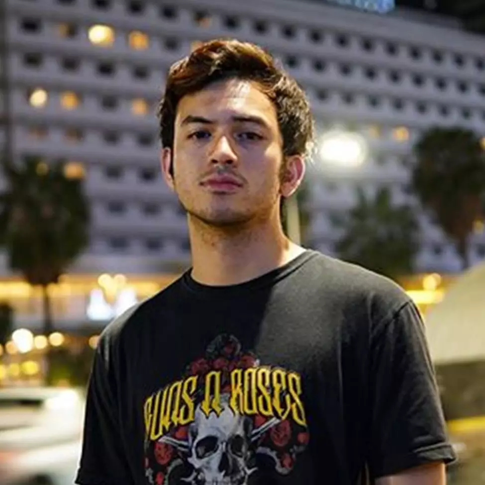 15 Cowok ganteng ini rupanya adik seleb Tanah Air, parasnya memesona