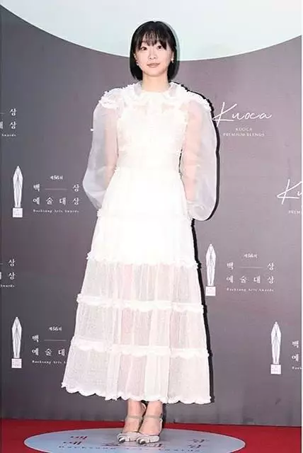 gaya seleb hadiri baeksang award Instagram