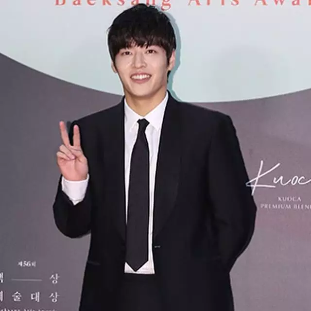 gaya seleb hadiri baeksang award Instagram