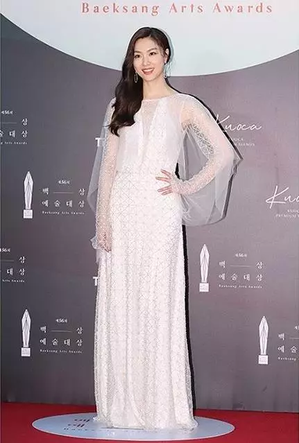 gaya seleb hadiri baeksang award Instagram