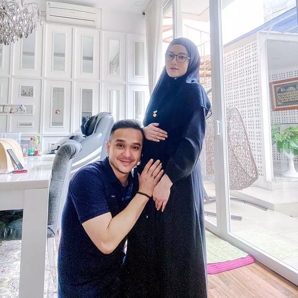 potret baby bump lyra virna instagram