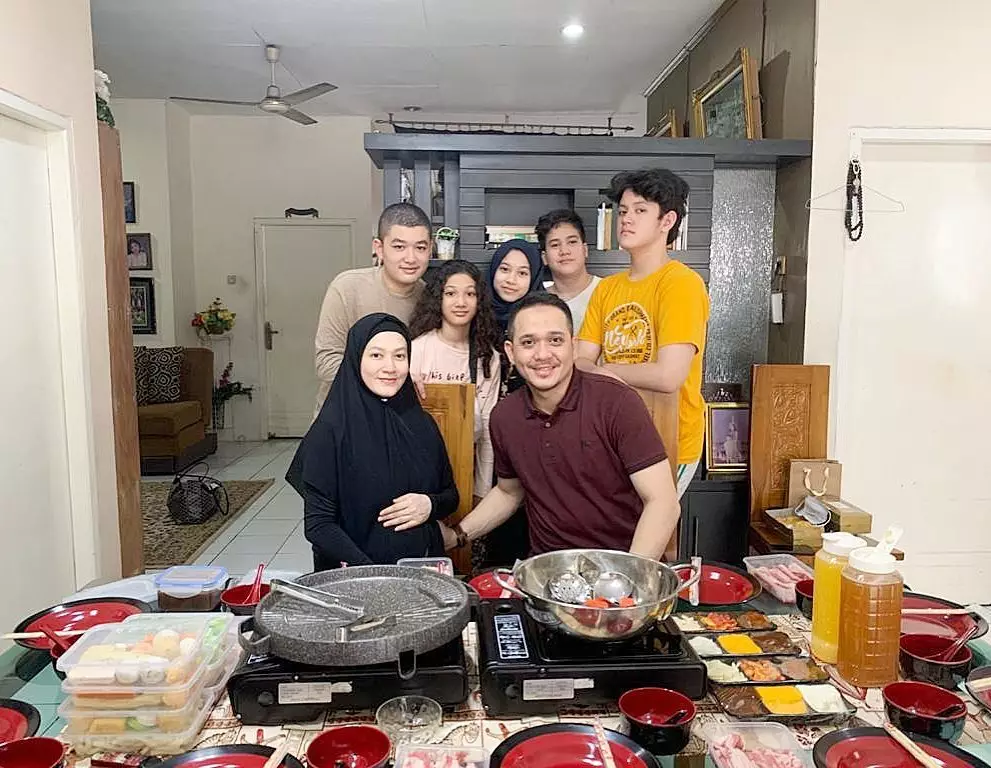 potret baby bump lyra virna instagram