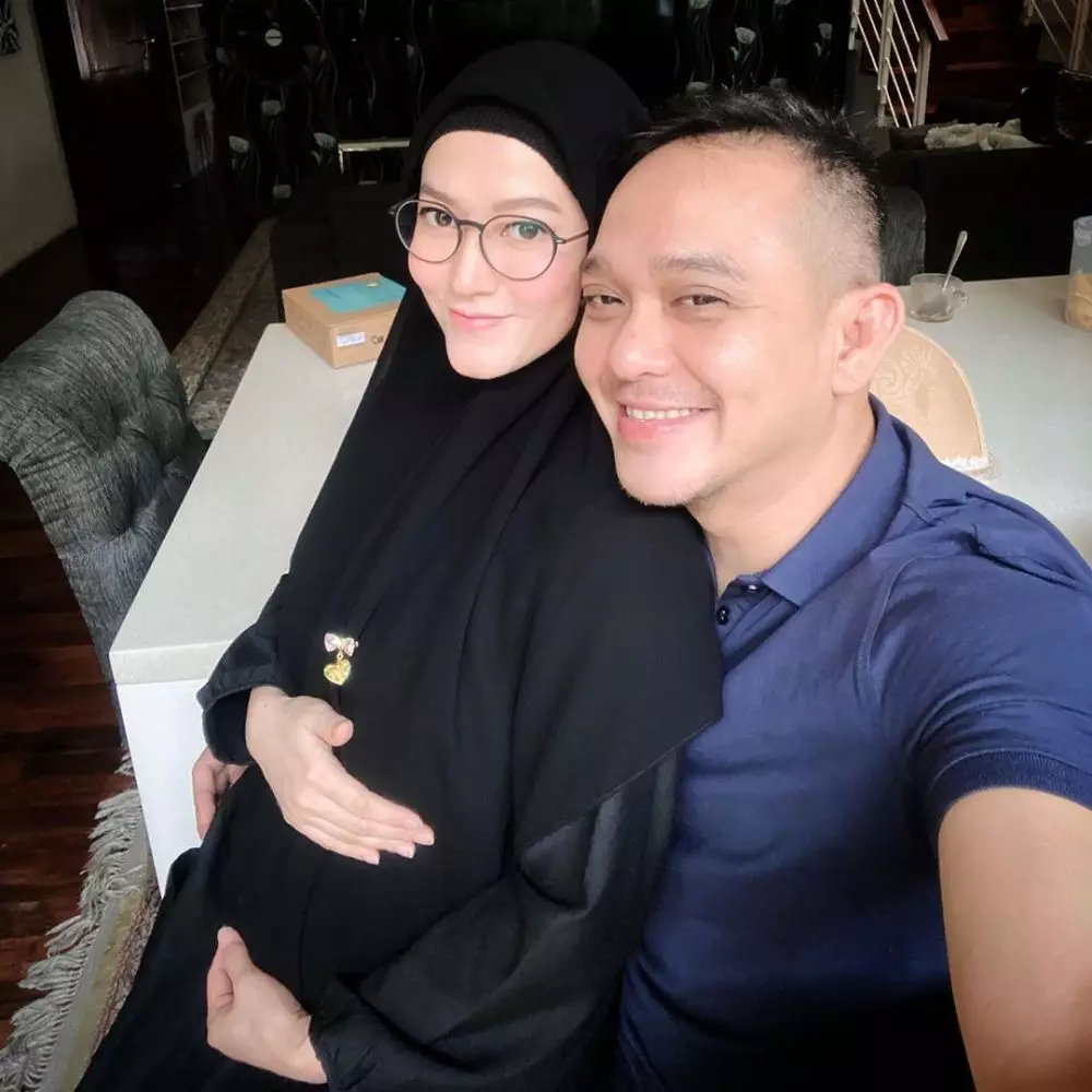 potret baby bump lyra virna instagram
