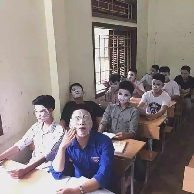 momen lucu cowok pakai skincare © 2020 1cak.com