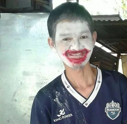 momen lucu cowok pakai skincare © 2020 1cak.com