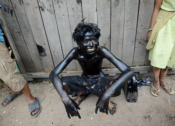 momen lucu cowok pakai skincare © 2020 1cak.com