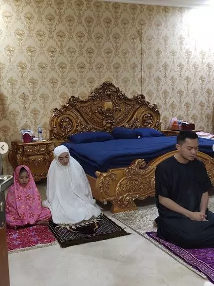 Zaskia Gotik dan anak tirinya Instagram