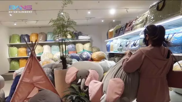 Nagita Slavina ke mall berbagai sumber