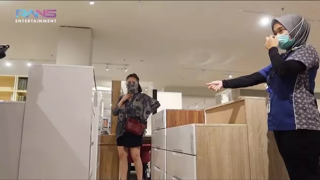 Nagita Slavina ke mall berbagai sumber