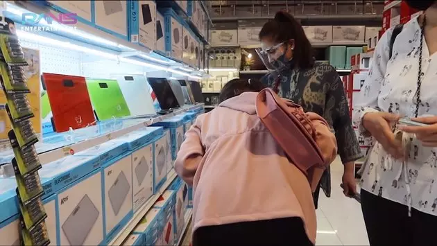 Nagita Slavina ke mall berbagai sumber