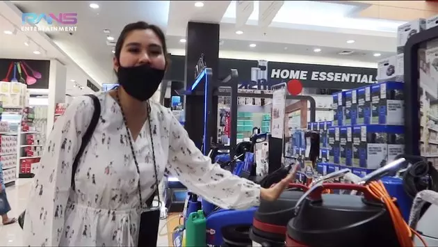 Nagita Slavina ke mall berbagai sumber