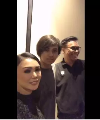 Momen wisuda virtual anak Yuni Shara YouTube