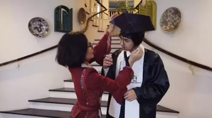 Momen wisuda virtual anak Yuni Shara YouTube