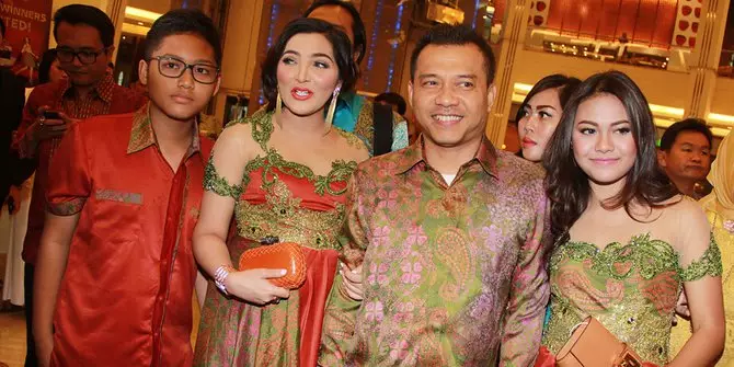 Potret lawas Ashanty bareng Aurel dan Azriel berbagai sumber