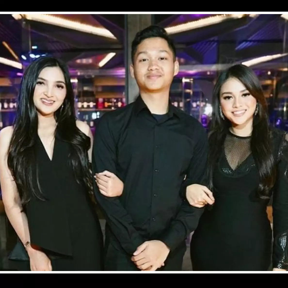 8 Potret lawas Ashanty bareng Aurel dan Azriel, bak ibu kandung