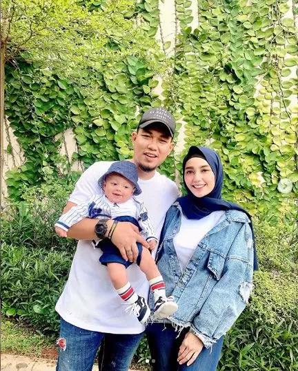 potret romantis Rizal Armada dan istri © 2020 brilio.net Instagram/@monicaimas ; Instagram/@rizalarmada