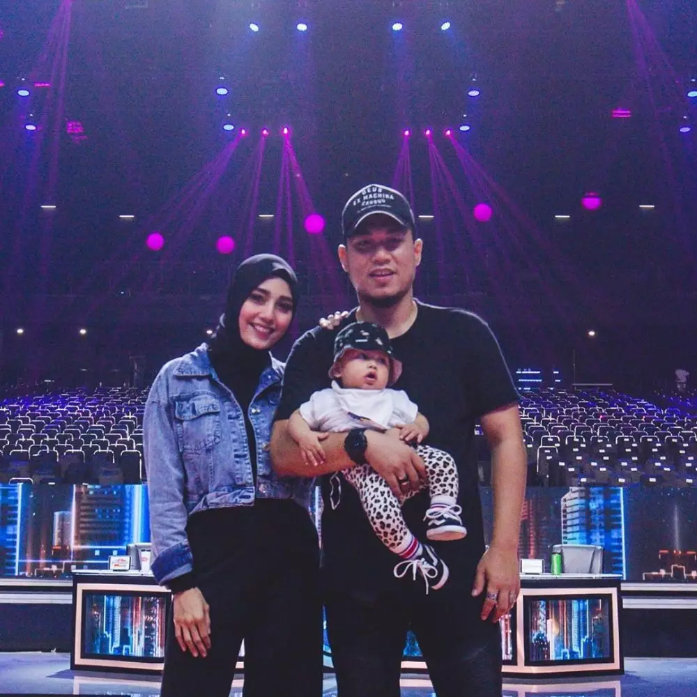 potret romantis Rizal Armada dan istri © 2020 brilio.net Instagram/@monicaimas ; Instagram/@rizalarmada