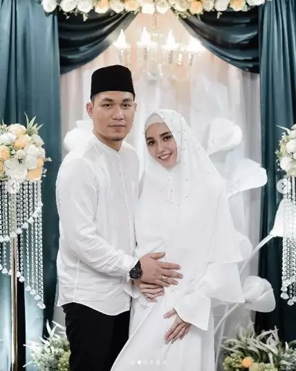 potret romantis Rizal Armada dan istri © 2020 brilio.net Instagram/@monicaimas ; Instagram/@rizalarmada