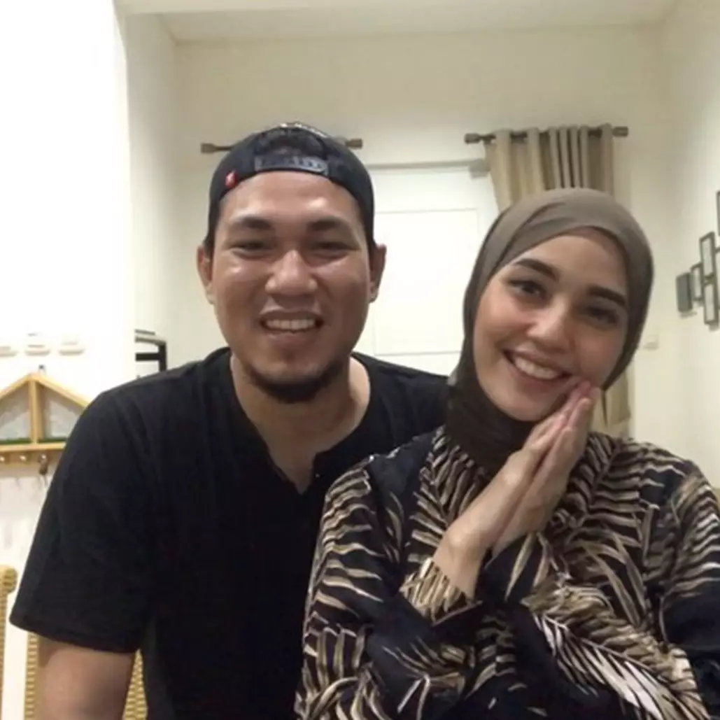 Hamil anak kedua, 8 potret romantis Rizal Armada dan istri