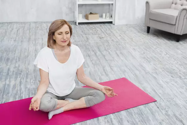 Tips mudah lakukan yoga sendiri dirumah bagi pemula © 2020 brilio.net Tips mudah lakukan yoga sendiri dirumah bagi pemula © 2020 brilio.net