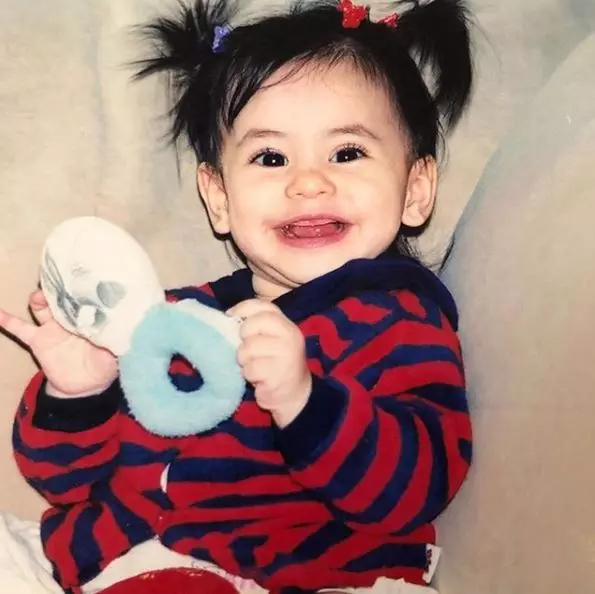 8 Potret Valerie Thomas semasa kecil Instagram