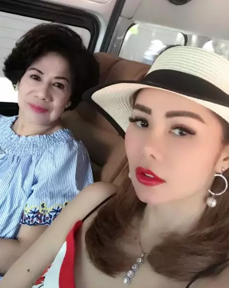 8 Potret kebersamaan Femmy Permatasari dan mama Instagram