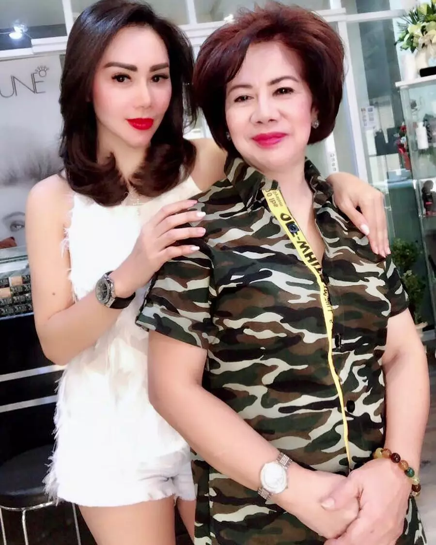 8 Potret kebersamaan Femmy Permatasari dan mama Instagram