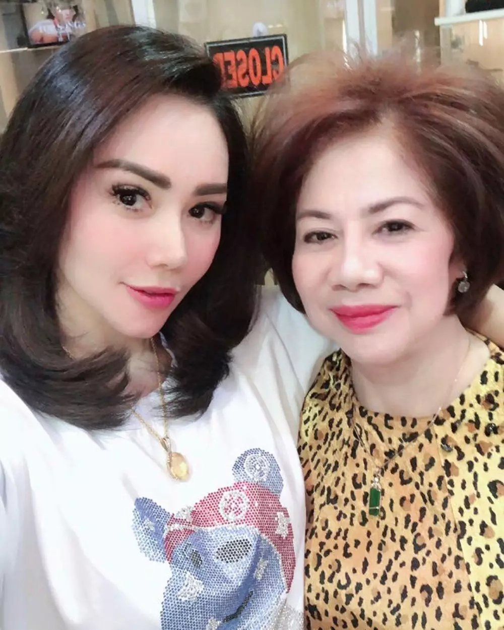 8 Potret kebersamaan Femmy Permatasari dan mama Instagram