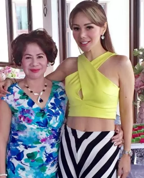 8 Potret kebersamaan Femmy Permatasari dan mama Instagram