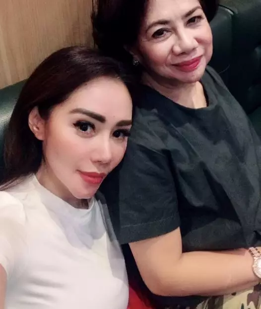 8 Potret kebersamaan Femmy Permatasari dan mama Instagram