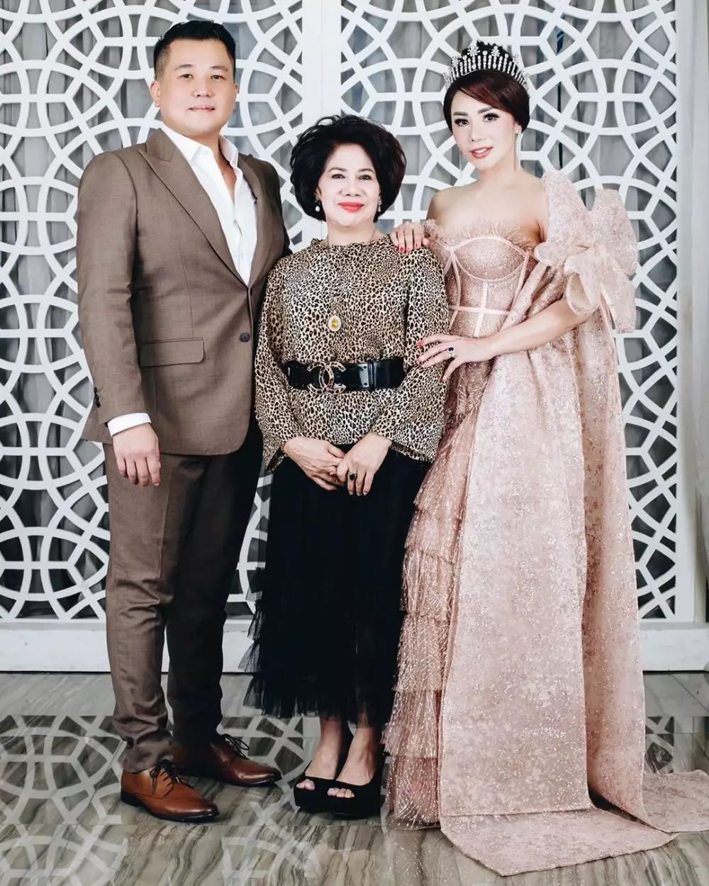 8 Potret kebersamaan Femmy Permatasari dan mama Instagram