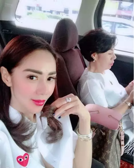 8 Potret kebersamaan Femmy Permatasari dan mama Instagram