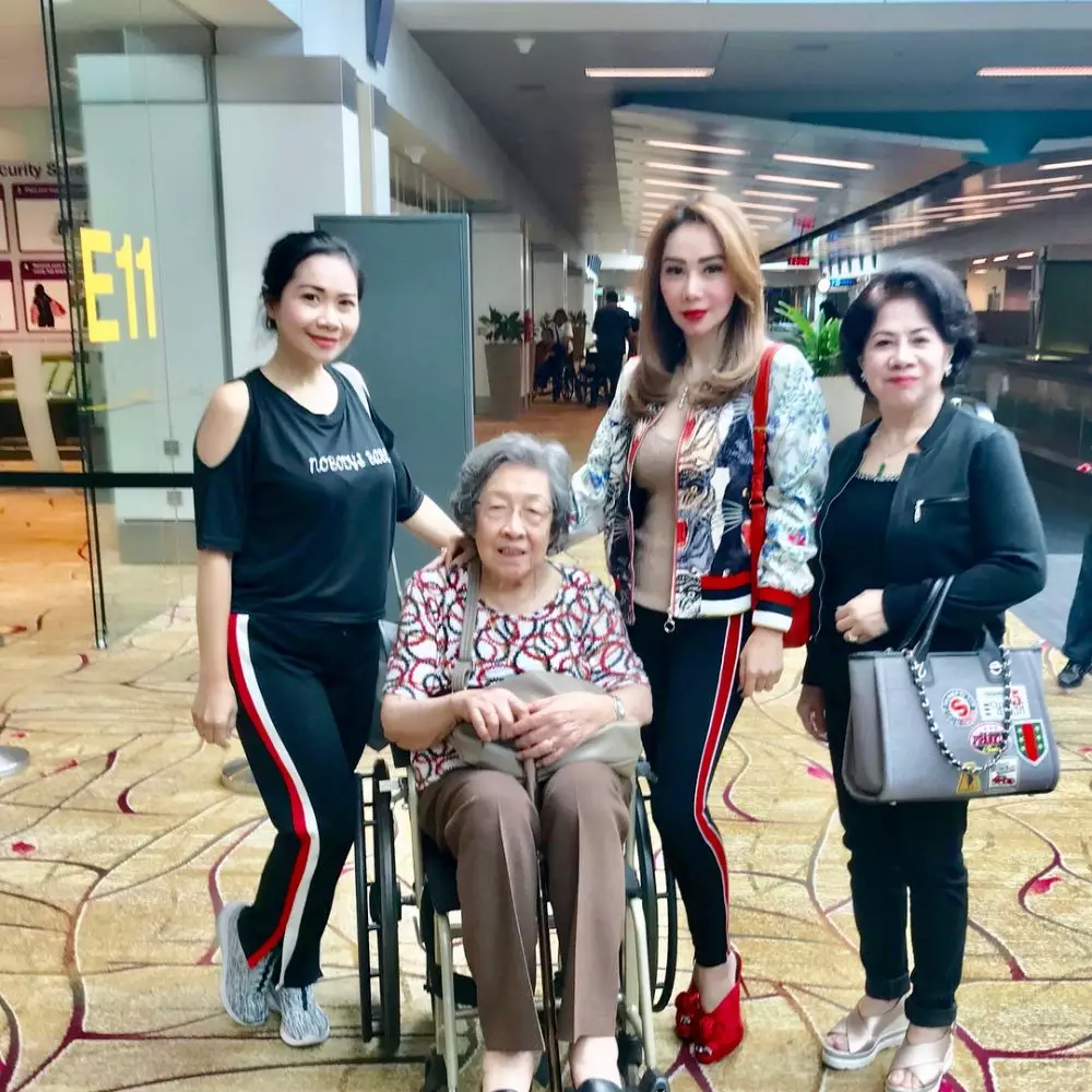 8 Potret kebersamaan Femmy Permatasari dan mama Instagram