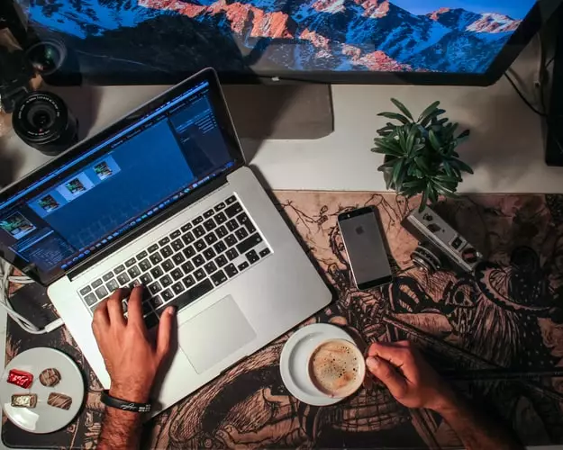 pc laptop hang2 Unsplash