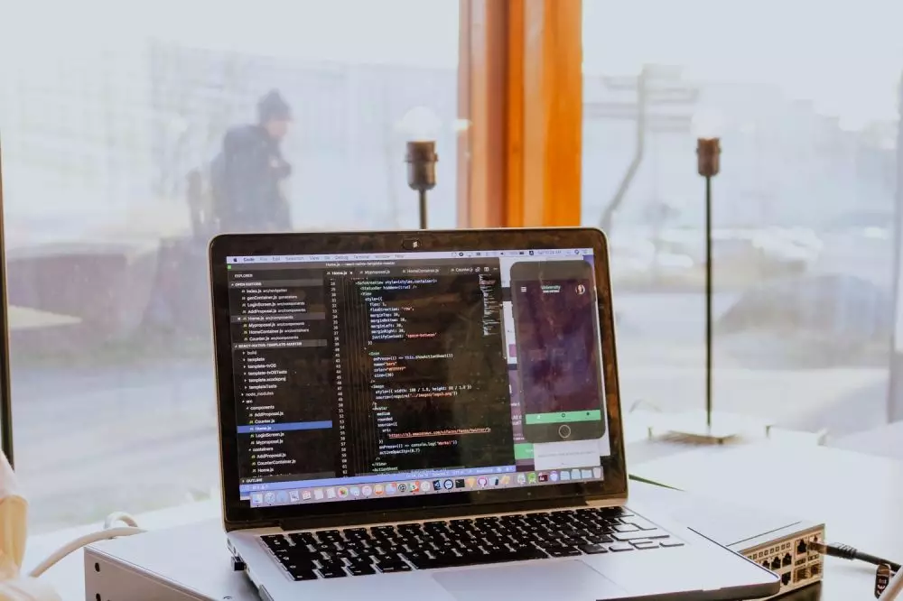 pc laptop hang2 Unsplash